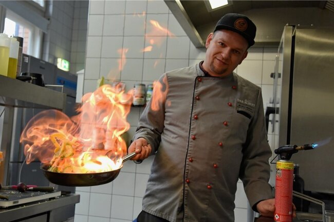 Michael Büttner, Betriebsleiter und Chefkoch im Restaurant "Das Albert" bei der Arbeit in der Küche.