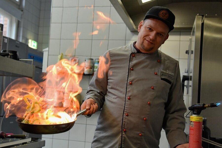 Küchenchef vom "Das Albert" in Bad Elster freut sich über das tolle Echo aus der Kochshow - Michael Büttner, Betriebsleiter und Chefkoch im Restaurant "Das Albert" bei der Arbeit in der Küche.