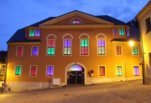 Die erste Gruppe der Residenzkünstler hatte Ende 2020 die Fenster des ehemaligen Lehngerichts in bunten Farben erstrahlen lassen.