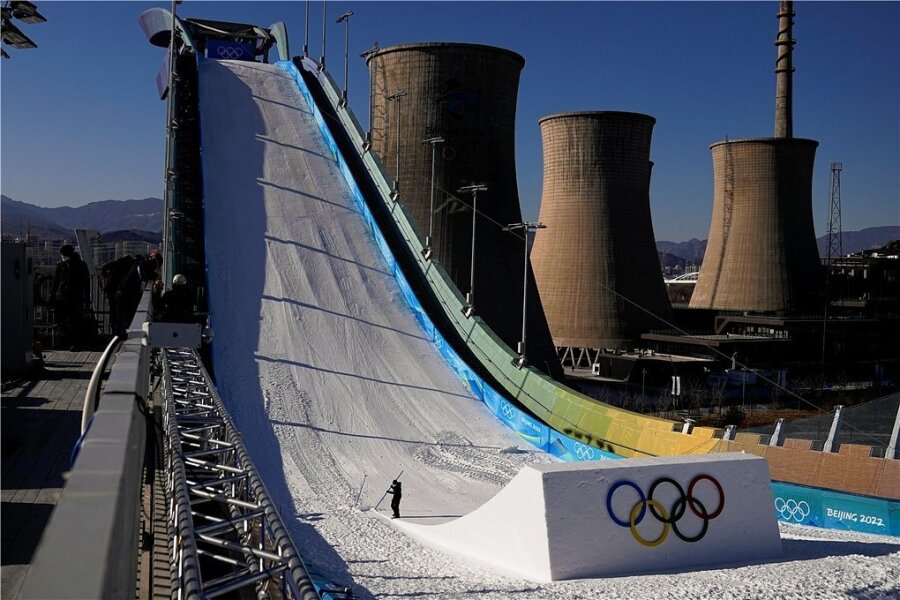 Kühltürme statt Zugspitzen - Symbol für die Wintersportindustrie: Big Air Shougang. 