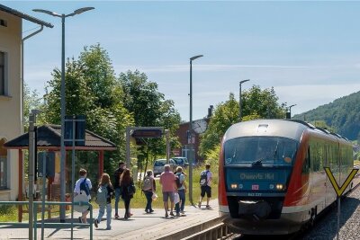 Künftig keine roten Züge mehr im Erzgebirge: City-Bahn Chemnitz übernimmt Strecken von der Erzgebirgsbahn - Ein Zug der Erzgebirgsbahn am Bahnhof in Olbernhau.