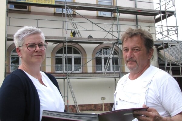 "Künftige Mieter sollen mitreden können" - BGV-Chefin Claudia Rentzsch verständigt sich mit Claus Benedix vom Malerbetrieb Ibisch über die anstehenden Arbeiten. 