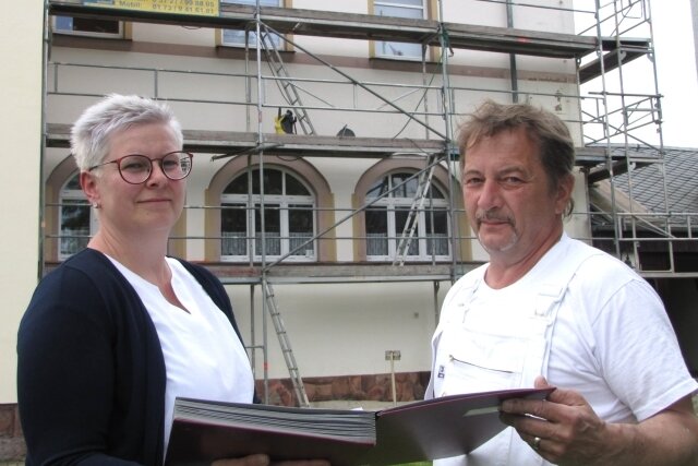"Künftige Mieter sollen mitreden können" - BGV-Chefin Claudia Rentzsch verständigt sich mit Claus Benedix vom Malerbetrieb Ibisch über die anstehenden Arbeiten. 