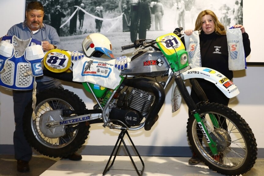 Künftiges Enduro-Museum erhält ganz besondere Exponate - Fördervereinsmitglied Dajana Kunze ist überwältigt. Achim Ambrosius überlässt dem Museum unter anderem die Motorradkleidung von Endurofahrer Andreas Cyffka. 