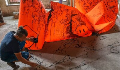 Künstler auf der Suche nach Wahrheit und Verantwortung - Marian Kretzschmer nutzt große Papierbahnen, die er in der ehemaligen Buntpapierfabrik gefunden hat, für seine Arbeit auf der Kunstschau Ibug in Flöha. Seine feingliedrigen Zeichnungen setzt er auf dem Boden der Fabrikhalle fort. 