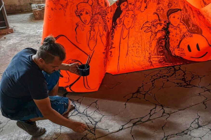 Künstler auf der Suche nach Wahrheit - Marian Kretzschmer nutzt große Papierbahnen, die er in der ehemaligen Buntpapierfabrik gefunden hat, für seine Arbeit auf der Ibug. Seine feingliedrigen Zeichnungen setzt er auf dem Boden der Fabrikhalle fort. 
