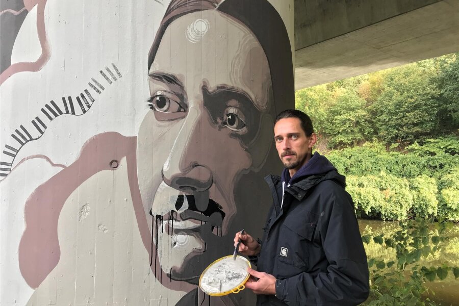 Künstler befreit Clara-Schumann-Bild an Zwickauer Mulde von Hitlerbart - Tobias Förster bei der Arbeit am verunzierten Clara Schumann-Porträt unter der Mauritiusbrücke am Mulderadweg.