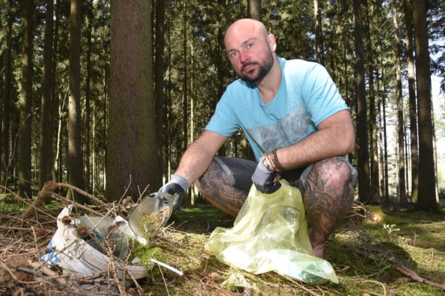 Künstler ergreift Initiative für vogtlandweite Müllwanderungen - Nico Roth aus Adorf zeigt eine Glasflasche, die er im Wald beim Müllsammeln gefunden hat. Plastikmüll und anderer Unrat, welchen die Leute in der Natur hinterlassen, findet er unterwegs immer wieder. 
