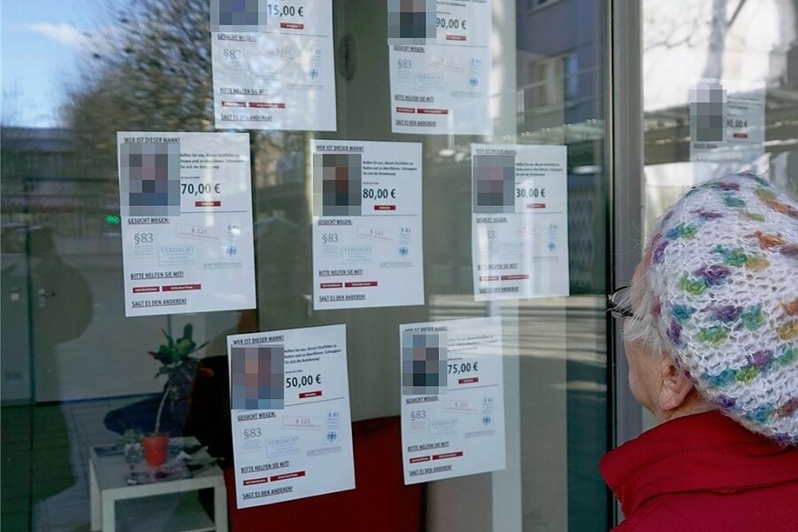 Nicht nur im Internet präsentierte die Gruppe "Zentrum für politische Schönheit" Steckbriefe teils namentlich unbekannter Demonstrationsteilnehmer, sondern auch an den Schaufenstern eines in einer Chemnitzer Fußgängerzone gemieteten Ladens (Fotos von "Freie Presse" verpixelt). 