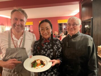 Carlos Prautzsch, Koch im Restaurant "Heck-Art", Künstlerin Jiang Bian Harbort und Galeriemitarbeiter Dieter Gatzmarga (v.l.) kochten gemeinsam. Unter anderem brachten sie Hühnerfüße auf die Teller.