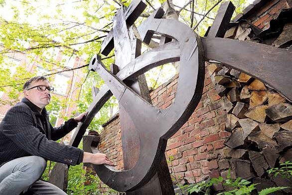 Künstler, Kulturschaffender Kummer - Jan Kummer mit der Skulptur "Seemannsgrab". Sie steht inzwischen in Hamburg.