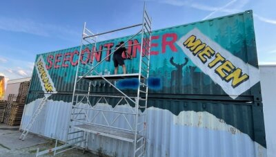 Künstler sprüht Erzgebirgswald auf Seecontainer - In Meinersdorf und Gelenau stehen derzeit Seecontainer, die das Münchener Streetart-Duo Astrid und Tronic gestalteten. 