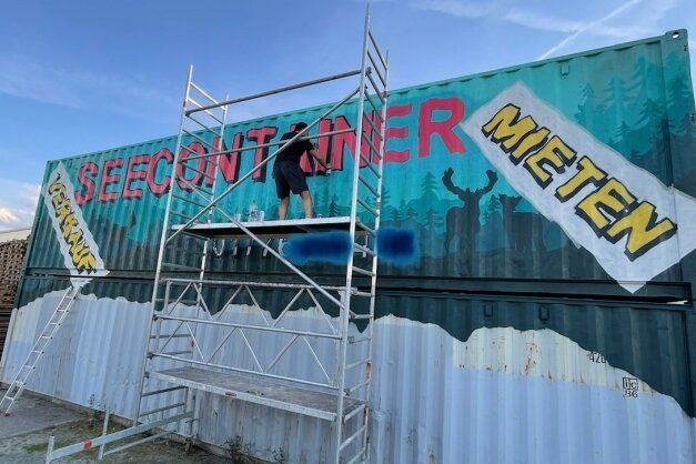 Künstler sprüht Erzgebirgswald auf Seecontainer - In Meinersdorf und Gelenau stehen derzeit Seecontainer, die das Münchener Streetart-Duo Astrid und Tronic gestalteten. 