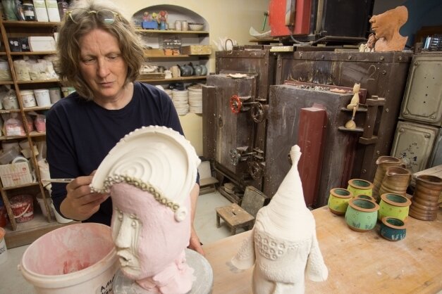 Künstlerin öffnet ihren Freibrandofen - Jana Kalisch bei der Arbeit in ihrem Atelier. 
