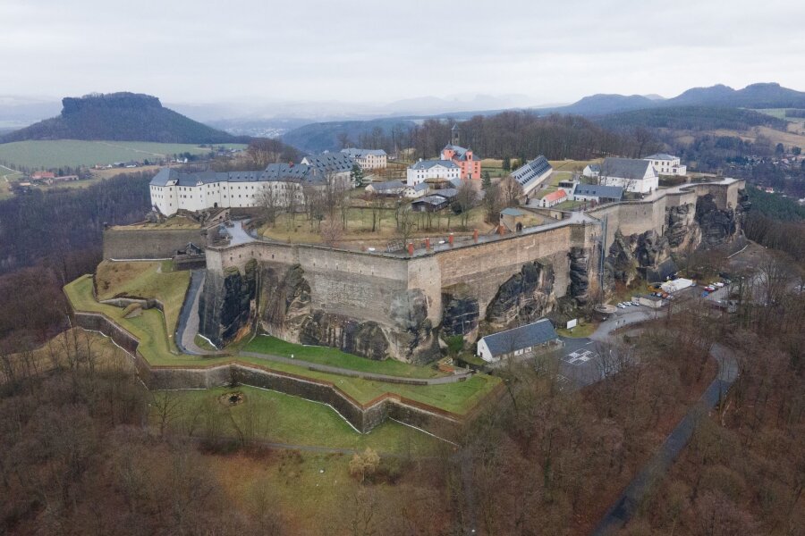 Künstlerische Rarität für die Festung Königstein - Die historische Wehranlage der Festung Königstein vor dem Lilienstein (Luftaufnahme mit Drohne).