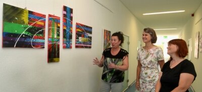 Künstlerisches Talent beim Haareschneiden entdeckt - Silke Günther erläutert ihre "Farbigen Abstraktionen" Gerichtsdirektorin Angelika Bahlmann und Familienrichterin Ursula Meyer. 