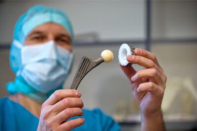 Künstliches Knie- und Hüftgelenk: Krankenhaus Mittweida informiert zur OP - Ein Mediziner zeigt im Symbolbild ein künstliches Hüftgelenk.