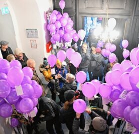 Kürzungspläne: Der Druck zeigt Wirkung - Nach einer Andacht in der Jakobikirche verteilte die Stadtmission lila Luftballons als Zeichen des Protests an die Teilnehmer.