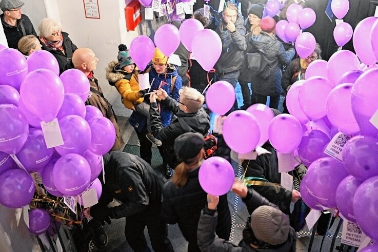 Kürzungspläne: Der Druck zeigt Wirkung - Nach einer Andacht in der Jakobikirche verteilte die Stadtmission lila Luftballons als Zeichen des Protests an die Teilnehmer.