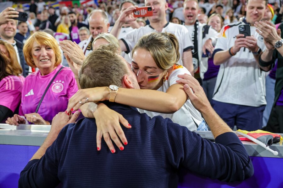 Küsschen für "Julsi": Lebensgefährtin unterstützt DFB-Coach - Bundestrainer Julian Nagelsmann küsst nach dem Sieg seine Freundin Lena Wurzenberger.