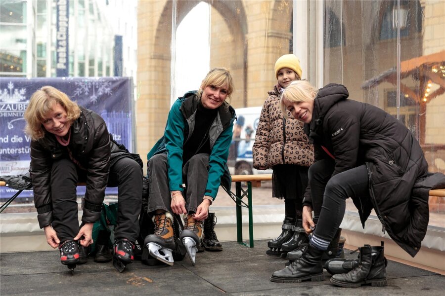 Kufen raus: Vor dem Chemnitzer Rathaus steht eine Eisbahn - Schlittschuh fahren auf dem Neumarkt: Andrea, Tina, Hannah und Jennie machen sich bereit.