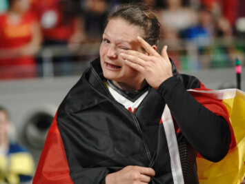 Kugelstoßerin Christina Schwanitz holt WM-Bronze - Christina Schwanitz aus Deutschland jubelt über Bronze im Finale und wischt sich eine Träne aus dem Auge.