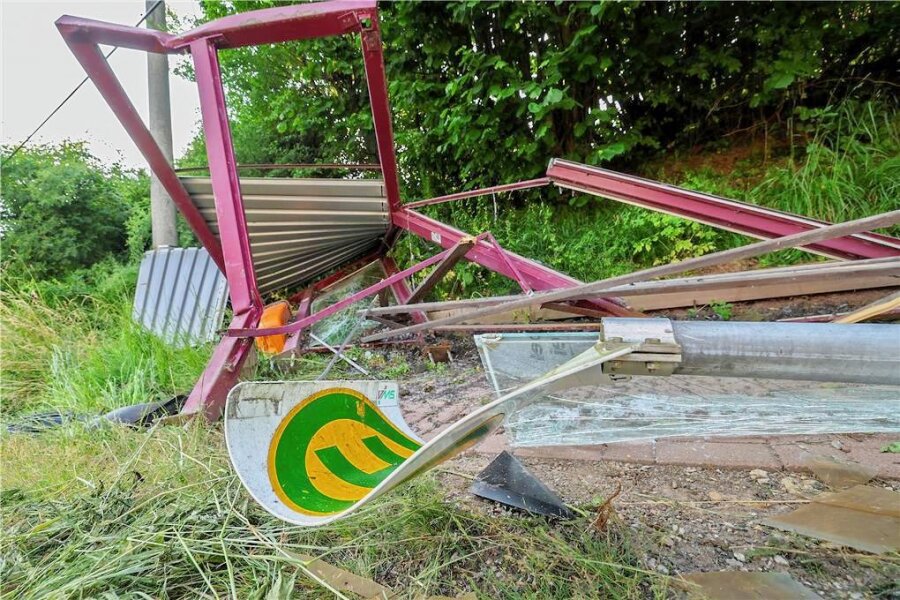 Kuhschnappel: Bushaltestelle nach Unfall komplett zerstört - Am Montagmittag wurde die Bushaltestelle „Kuhschnappel/Süßmosterei“ vollständig zerstört.