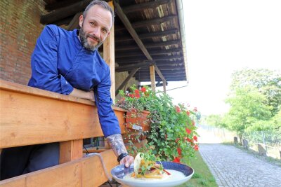 Kulinarisches im „Gleis 3“: Im Brauhaus am Bahnhof Halsbrücke gibt es nicht nur selbst gebrautes Bier - Perfekt: Das Saltimbocca vom Steinbeißer ist Sören Hermann gelungen.