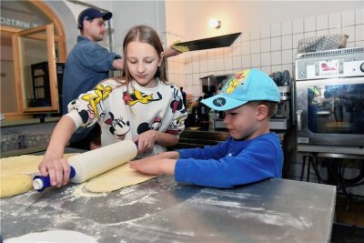 Kulinarisches und Kreatives im Ladenformat - George (5) und Lira (11) ließen sich das Angebot, eigene Pizza zu backen, nicht entgehen. 