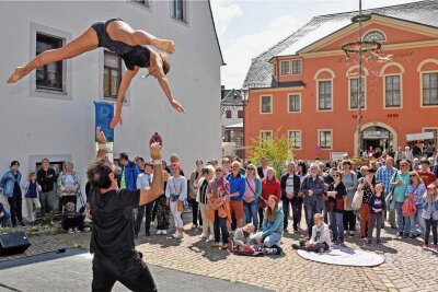 Kulinarisches und Kreatives im Ladenformat - In Augustusburg wurde Kreatives, Kunst und Naturprodukte angeboten. Das Duo Masawa bot einen Akrobatikbeitrag und ist zum Hutfestival in Chemnitz zu erleben. 