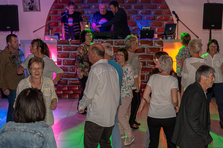 Kult-Party im Neuberinhaus wiederbelebt - Rund 80 Besucher feierten zu legendären Oldies aus den 60er und 70er Jahren.