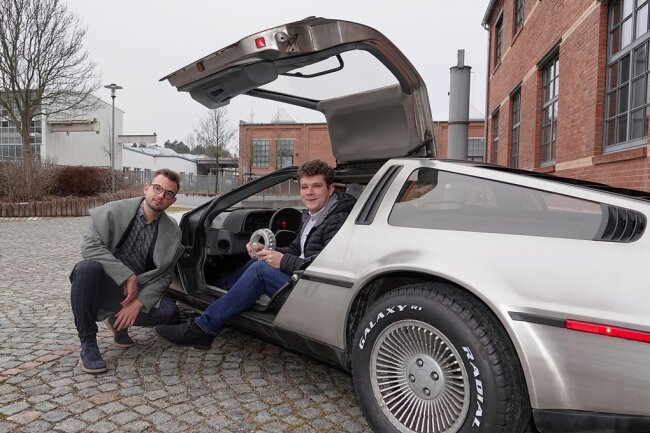 Lukas Basan (links) und Max Michael in ihrem alten DeLorean, den sie in den kommenden Monaten mit moderner Technologie ausstatten möchten.