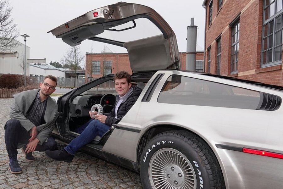 Kultauto DeLorean aus Zwickau soll mit Wasserstoffperoxid fahren - Lukas Basan (links) und Max Michael in ihrem alten DeLorean, den sie in den kommenden Monaten mit moderner Technologie ausstatten möchten.