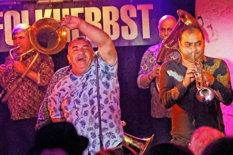 Kultige Balkanbrass-Band aus Rumänien belebt Folkherbst - 