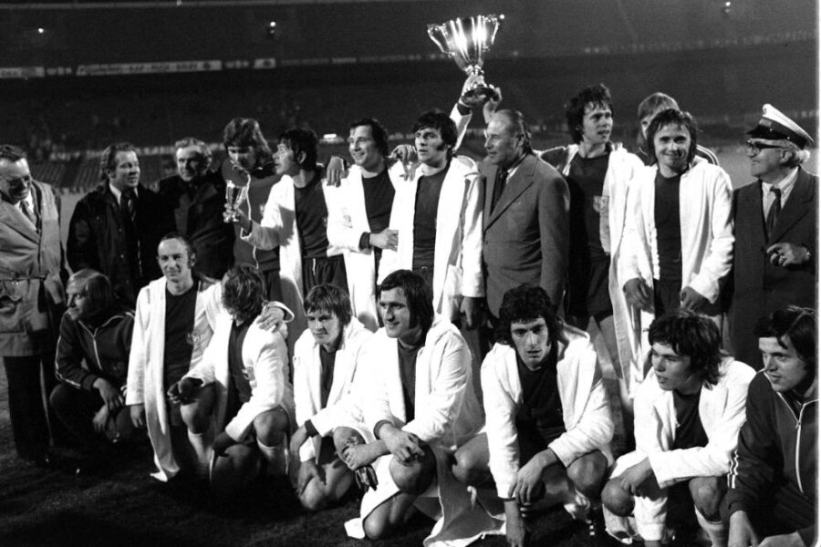 1974 gewann der 1. FC Magdeburg den Fußball-Europapokal - Trainer Heinz Krügel im Anzug in der hinteren Reihe rechts neben dem Siegerpokal. Krügel stammt aus Zwickau, wurde mit Planitz als Spieler Meister. 