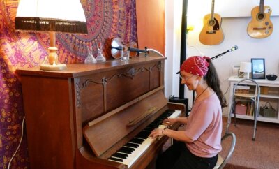 Kultur-Herbst bringt Schwung ins "Wohnzimmer" - Im "Wohnzimmer", wie Elke Böhm das Zschopauer Kulturcafé nennt, setzt sie sich oft auch selbst ans Klavier oder spielt Gitarre. 