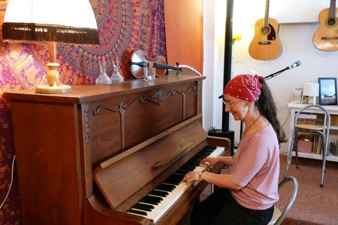 Kultur-Herbst bringt Schwung ins "Wohnzimmer" - Im "Wohnzimmer", wie Elke Böhm das Zschopauer Kulturcafé nennt, setzt sie sich oft auch selbst ans Klavier oder spielt Gitarre. 