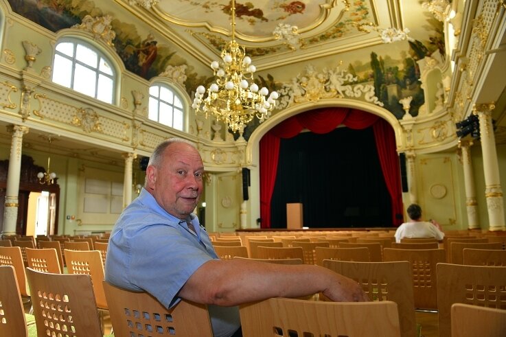 Kultur kehrt in den "Goldenen Löwen" zurück - Jörg "Ko" Kokott hat vorab im Zuschauerraum im "Goldenen Löwe" Platz genommen. Am Donnerstag steht er dort auf der Bühne.