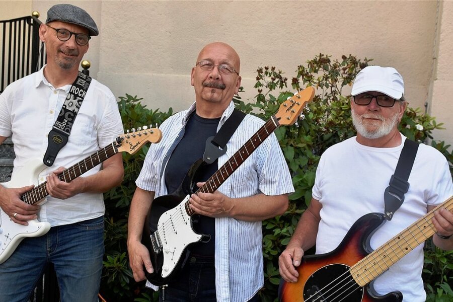 Kultur-Knatsch im Kurort Bad Elster: Jetzt spricht die Band Smaragd - Die Band Smaragd mit (von links) Thomas Schindel, Peter Walther und Hermann Reimann spielt Pop- und Schlager-Oldies zur Freiluftmusik der Gaststätte Sachsenhofstüberl auf dem Theaterplatz Bad Elster. 