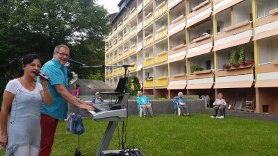 Kultur trotz Abstandsregeln: Reichenbacher Duo gibt Balkonkonzert für Senioren - Das Reichenbacher Duo Sound Express hat am Sonntag ein Balkonkonzert in Plauen gegeben.