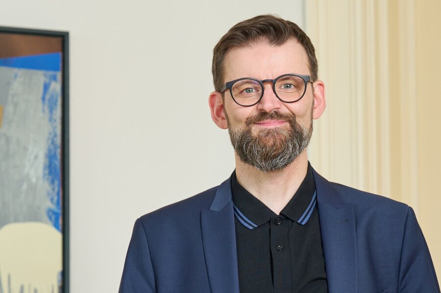 Kulturförderer Dominik Wirth: "Viele Künstler sind ausgeschlossen" - Kunstfreund auf Kompromissuche: Dominik Wirth in seinem Zwickauer Büro.