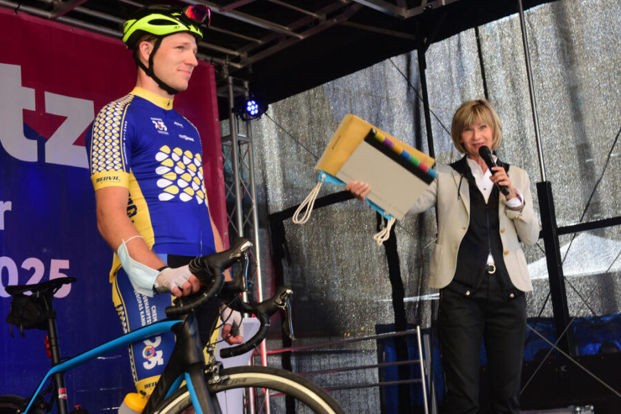 Oberbürgermeisterin Barbara Ludwig übergab das Bewerbungsbuch am Freitag den Radfahrern.