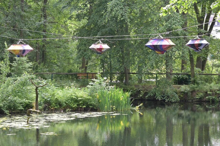 Kulturhauptstadt 2025: Falke-Strümpfe lassen „Schwebende Farben“ im Erzgebirge neu leuchten - Das Kunstwerk „Color Floating“ der Künstlerin Nevin Aladağ im Austelpark in Zwönitz ist neu bespannt worden.