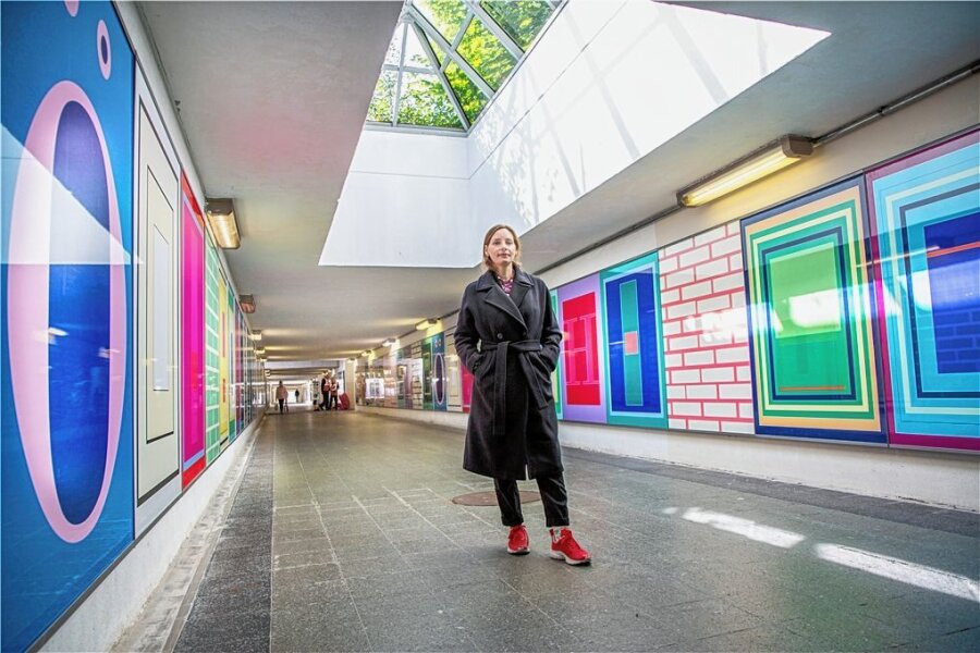 Kulturhauptstadt Chemnitz 2025: Kunstwerk am Bahnhof Flöha könnte erweitert werden - Tanja Rochelmeyer, Malerin und Skulpteurin aus Berlin, hat den Bahnhofstunnel in Flöha verwandelt. 
