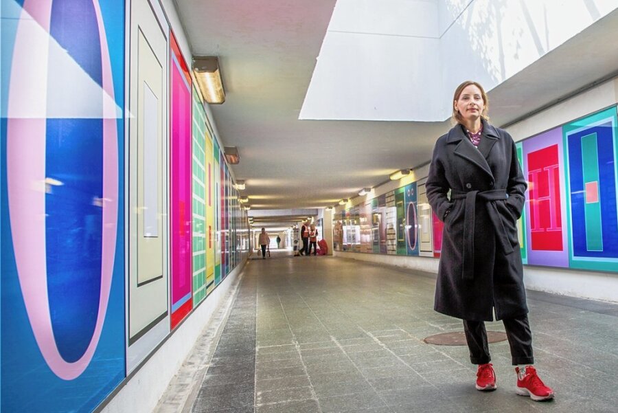 Tanja Rochelmeyer aus Berlin hat die Wandbilder in der Unterführung des Bahnhofs Flöha geschaffen. Sie symbolisieren die Städte im Umland der Kulturhauptstadt 2025. 