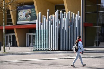 Kulturhauptstadt Chemnitz: Wie und wo sich die TU einbringt - Das Kunstwerk vor der Orangerie soll bei einem Projekt zum Feld für Soundexperimente werden.