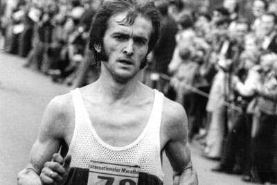 Kulturhauptstadt-Marathon 2025: Kommt Waldemar Cierpinski nach Chemnitz zurück? - Waldemar Cierpinski 1976 bei dem Marathonlauf im Stadtpark. Er gewann und qualifizierte sich für Montrel.