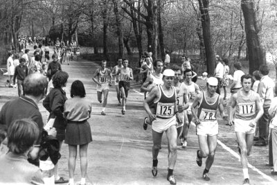 Kulturhauptstadt-Marathon 2025: Kommt Waldemar Cierpinski nach Chemnitz zurück? - Schnappschuss vom Stadtpark-Marathon 1973. Oft standen bis zu 10.000 Zuschauer an der Strecke.