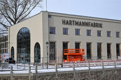 Kulturhauptstadt: Sanierung der Chemnitzer Hartmannfabrik verzögert sich - Der Schriftzug Hartmannfabrik ist angebracht. Das Gebäude wird Sitz der Kulturhauptstadt-GmbH.
