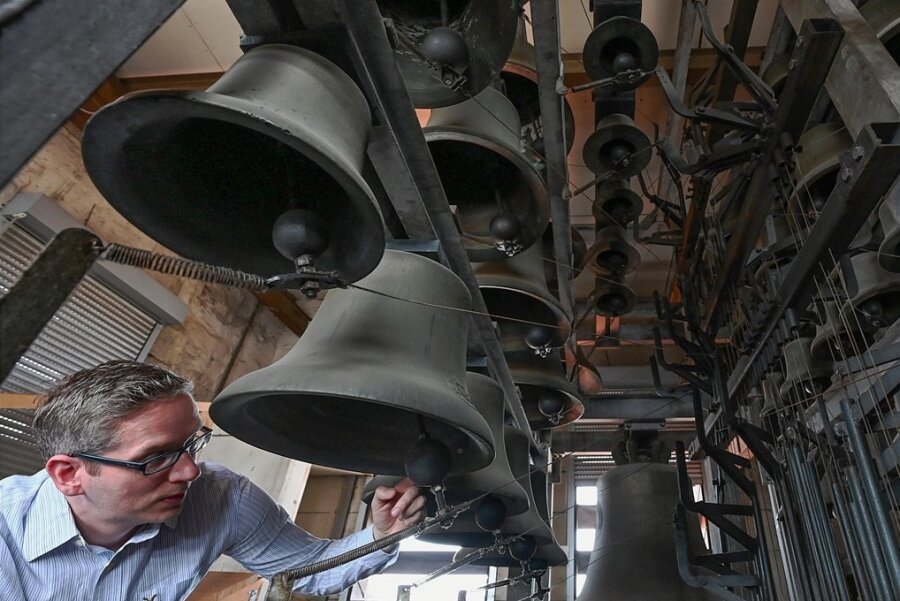 Kulturhauptstadt: Was in Chemnitz schon vor 2025 gehen soll - Die Glocken des Chemnitzer Carillons im Turm des Neuen Rathauses sollen ab dem nächsten Jahr musikalische Grüße aus anderen Türmen Europas spielen. Musiker Sebastian Liebold wird einer der Musiker sein. Doch er hat noch bis 2025 weitere Pläne mit dem Glockenspiel. 